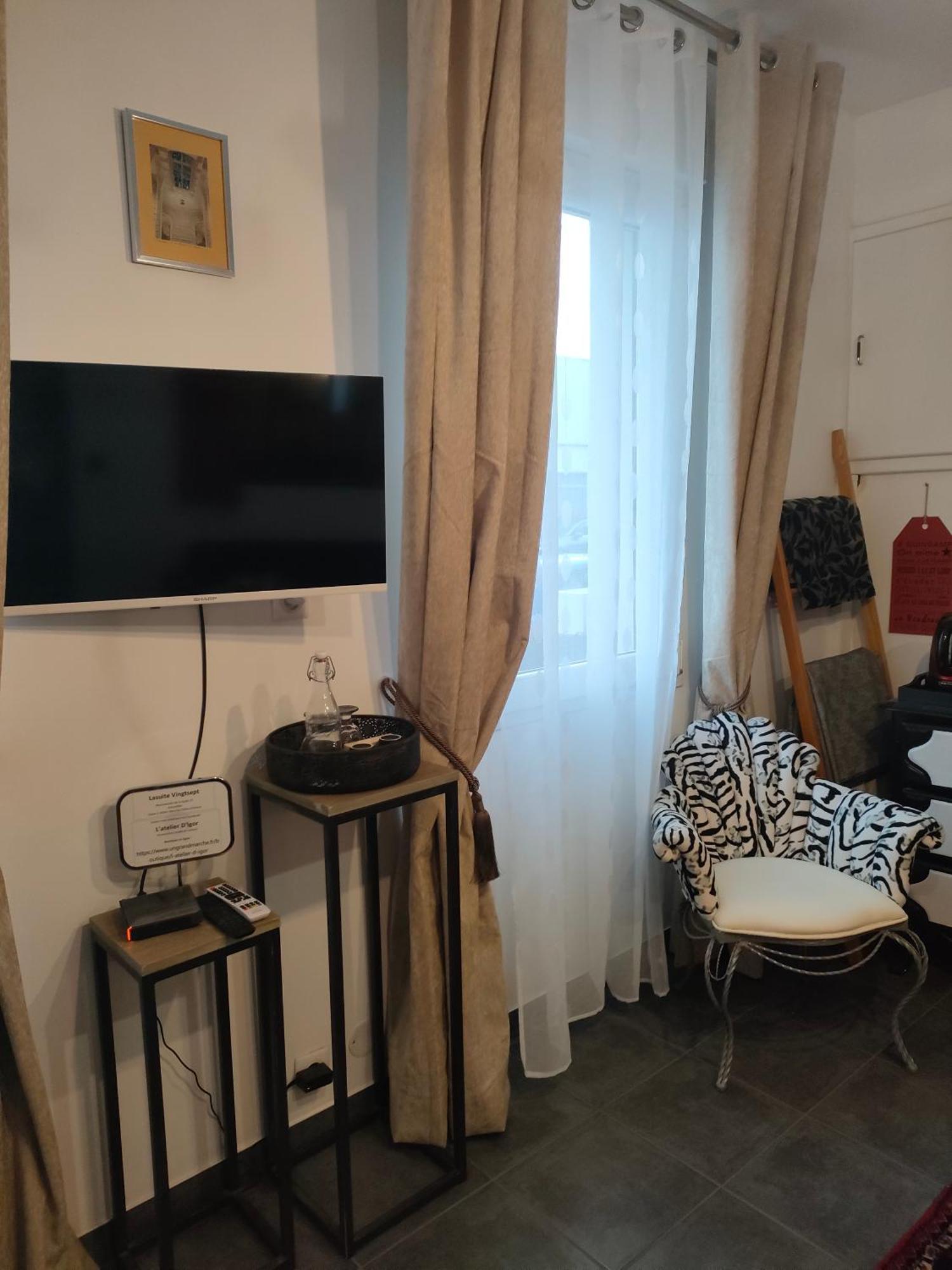 La 27, Proche Gare Et Centre Bed & Breakfast